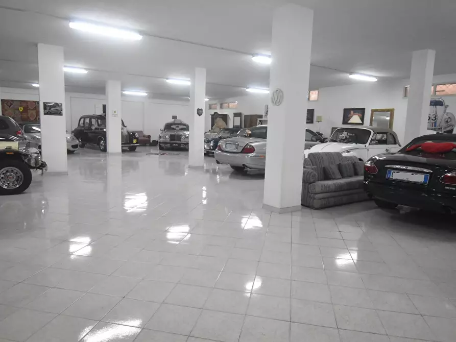 Immagine 4 di Magazzino in vendita  a Quartu Sant'elena