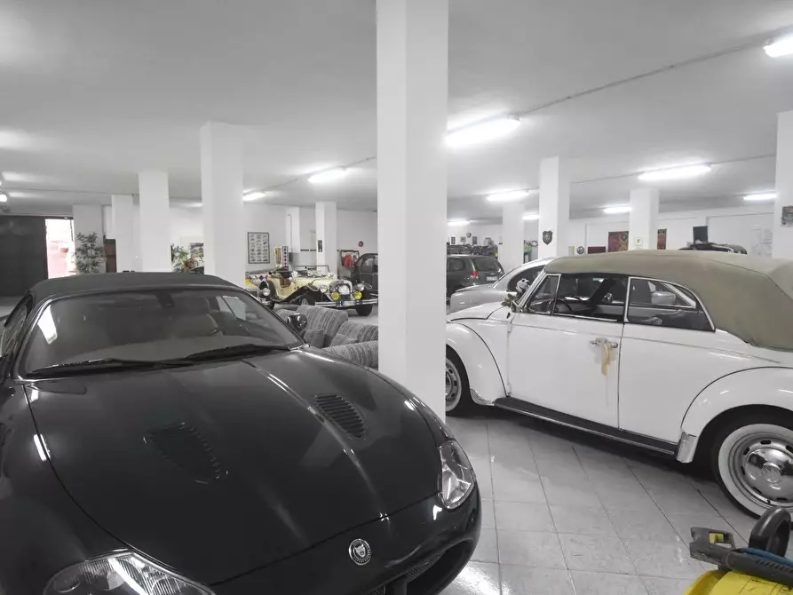 Immagine 7 di Magazzino in vendita  a Quartu Sant'elena