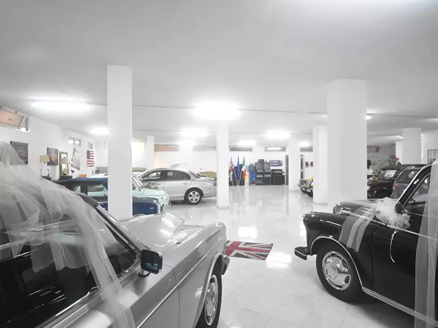 Immagine 8 di Magazzino in vendita  a Quartu Sant'elena