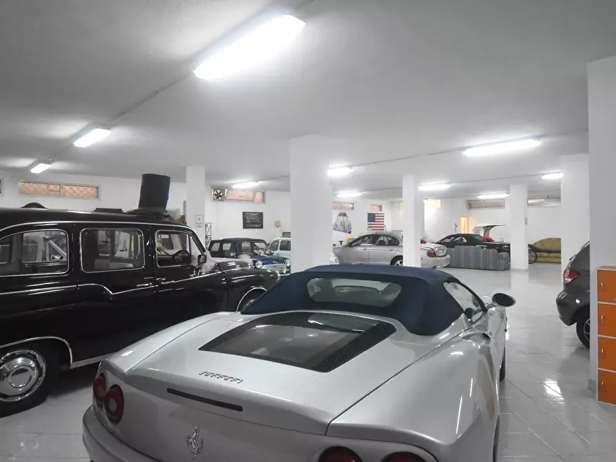 Immagine 9 di Magazzino in vendita  a Quartu Sant'elena