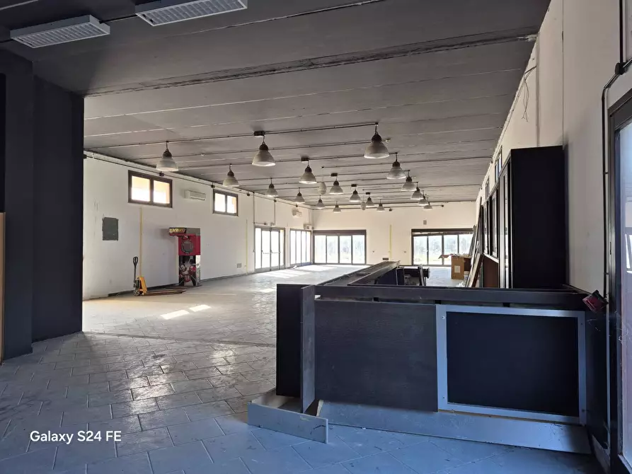 Immagine 2 di Locale commerciale in affitto  a Quartu Sant'elena