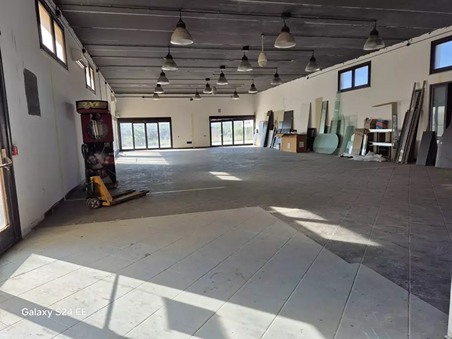 Immagine 6 di Locale commerciale in affitto  a Quartu Sant'elena