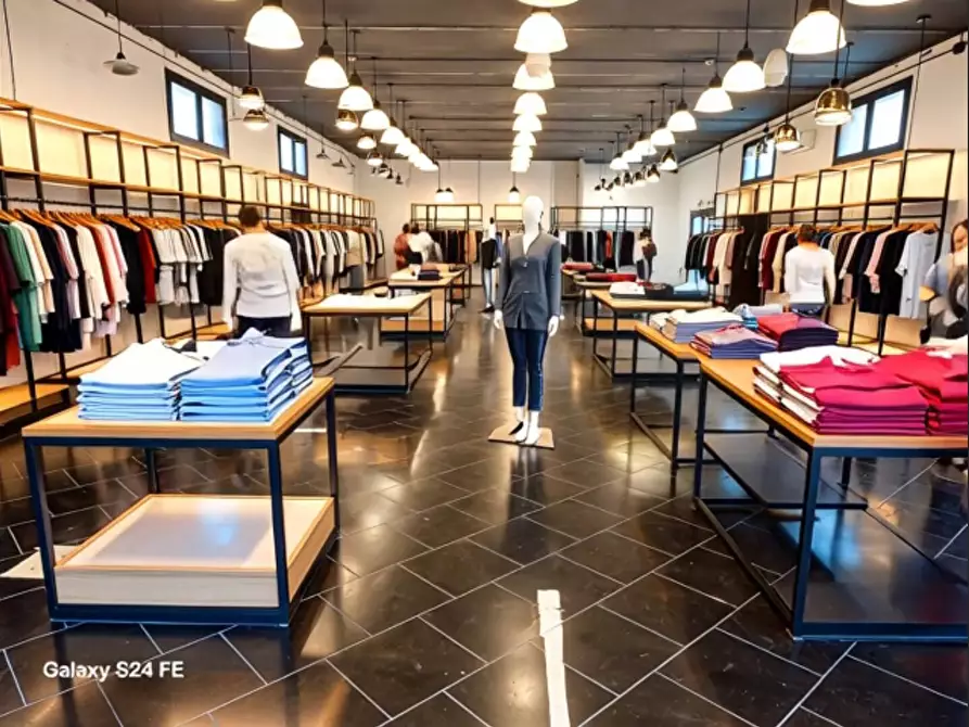 Immagine 8 di Locale commerciale in affitto  a Quartu Sant'elena