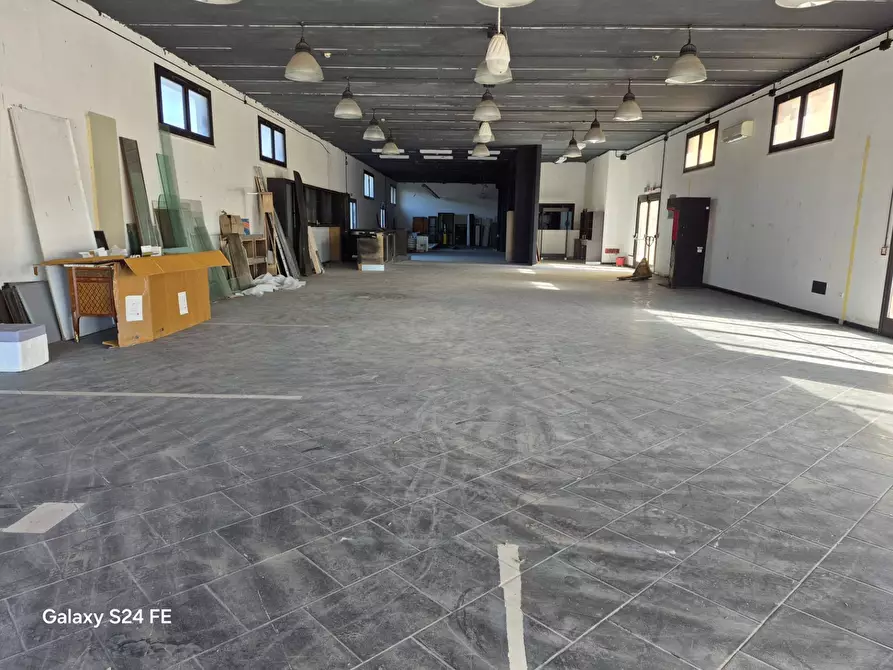 Immagine 9 di Locale commerciale in affitto  a Quartu Sant'elena