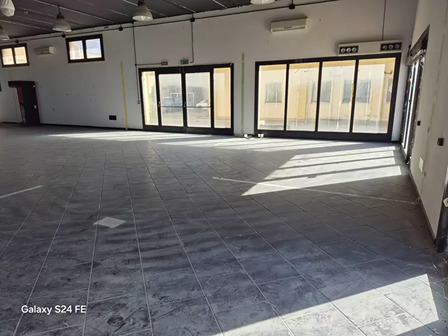 Immagine 10 di Locale commerciale in affitto  a Quartu Sant'elena