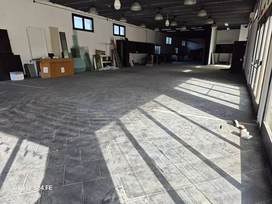 Immagine 13 di Locale commerciale in affitto  a Quartu Sant'elena