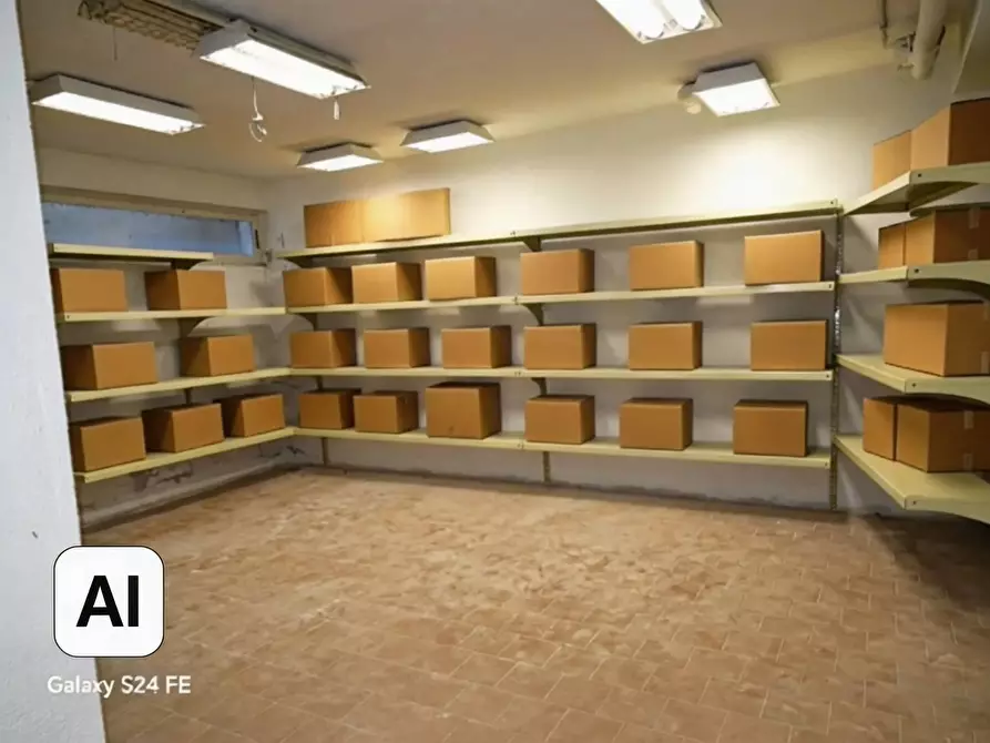 Immagine 12 di Magazzino in vendita  a Quartu Sant'elena