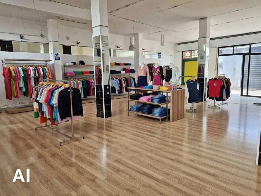 Immagine 2 di Locale commerciale in vendita  in viale della Musica a Quartu Sant'elena