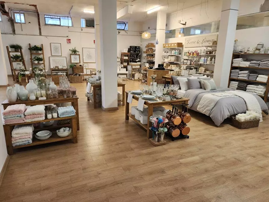 Immagine 5 di Locale commerciale in vendita  in viale della Musica a Quartu Sant'elena