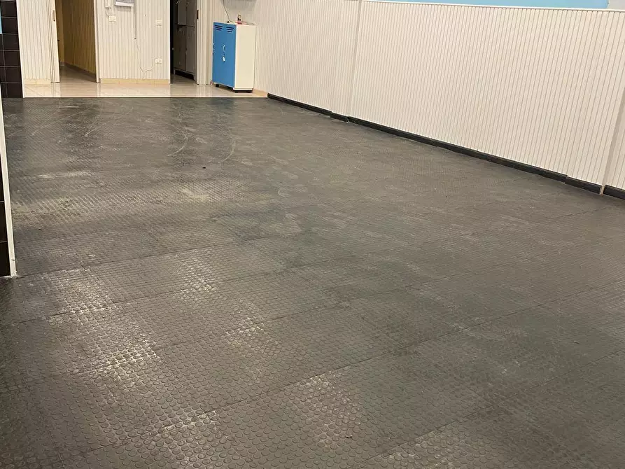 Immagine 11 di Locale commerciale in vendita  in via cagliari a Quartu Sant'elena