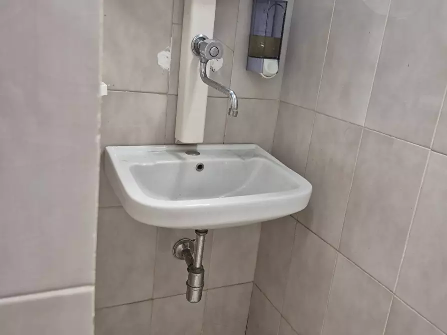 Immagine 26 di Locale commerciale in vendita  in via cagliari a Quartu Sant'elena