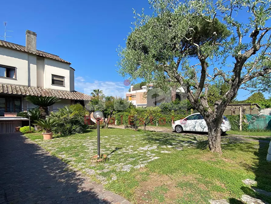 Immagine 1 di Villa in vendita  in via Alcmane a Roma
