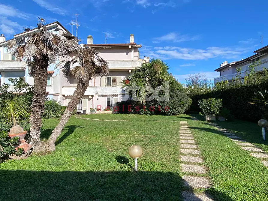 Immagine 1 di Villa in vendita  in Via Senofane a Roma