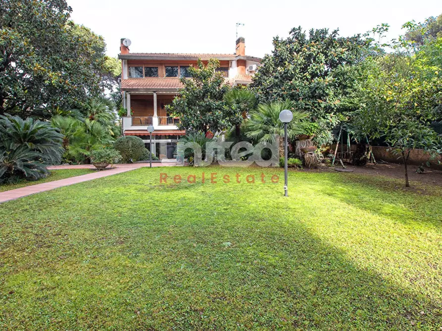 Immagine 2 di Villa in vendita  in Viale Gorgia Di Leontini a Roma