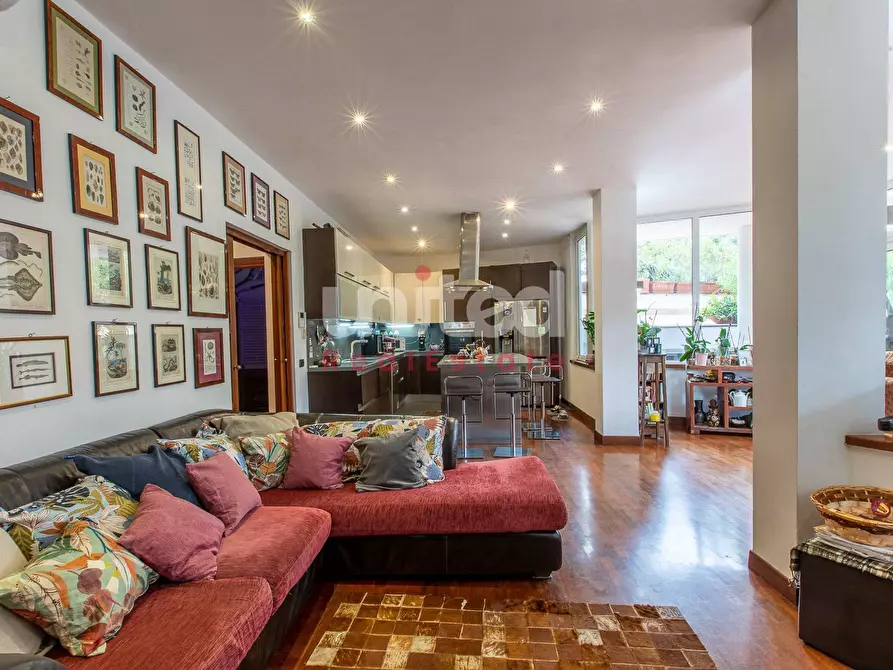 Immagine 4 di Villa in vendita  in Viale Gorgia Di Leontini a Roma