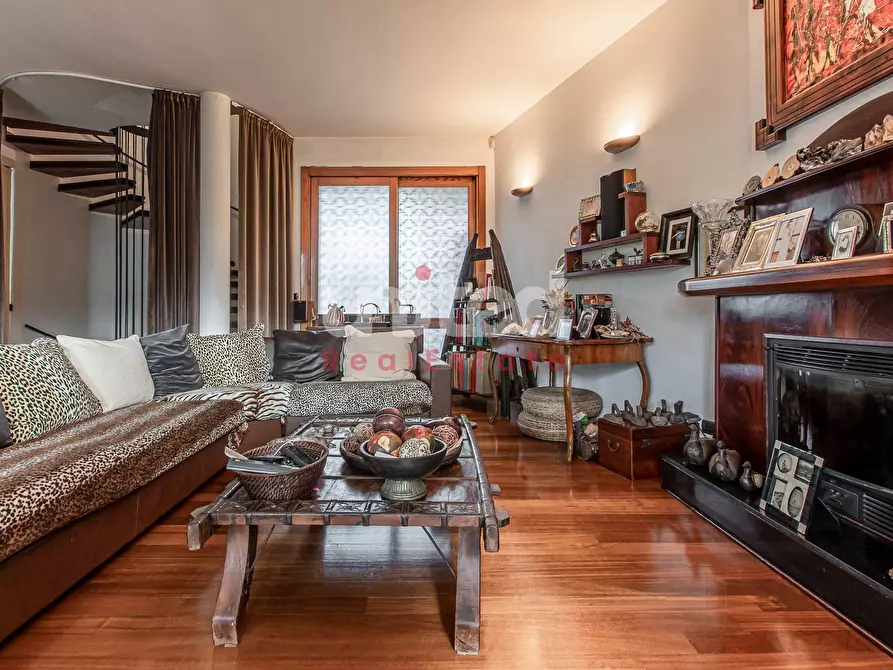 Immagine 11 di Villa in vendita  in Viale Gorgia Di Leontini a Roma