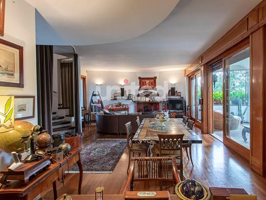 Immagine 15 di Villa in vendita  in Viale Gorgia Di Leontini a Roma