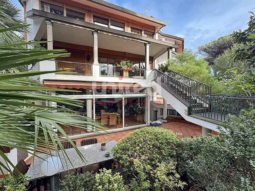 Immagine 3 di Villa in vendita  in Viale Gorgia Di Leontini a Roma