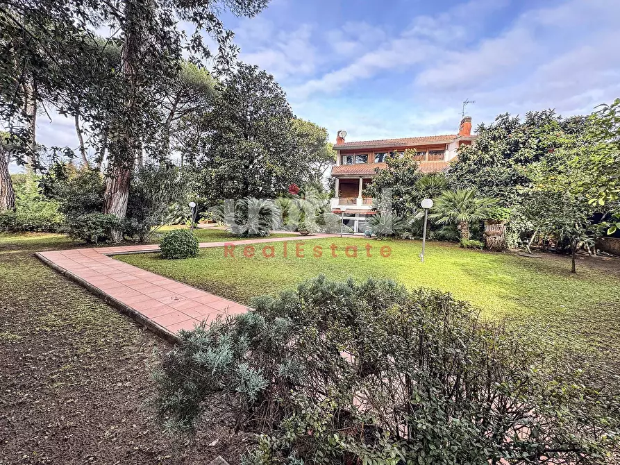 Immagine 1 di Villa in vendita  in Viale Gorgia Di Leontini a Roma