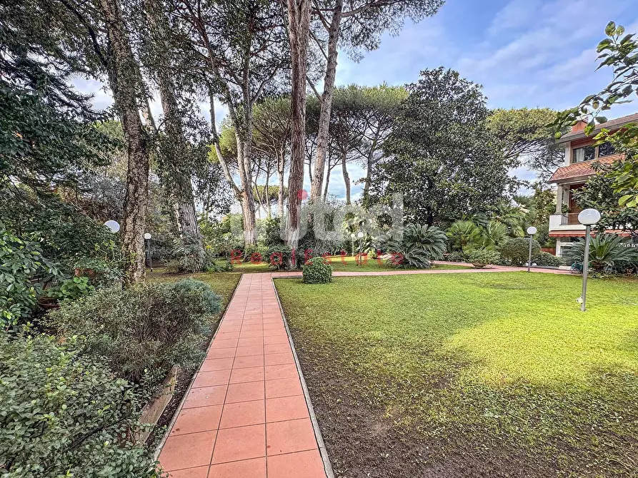 Immagine 30 di Villa in vendita  in Viale Gorgia Di Leontini a Roma