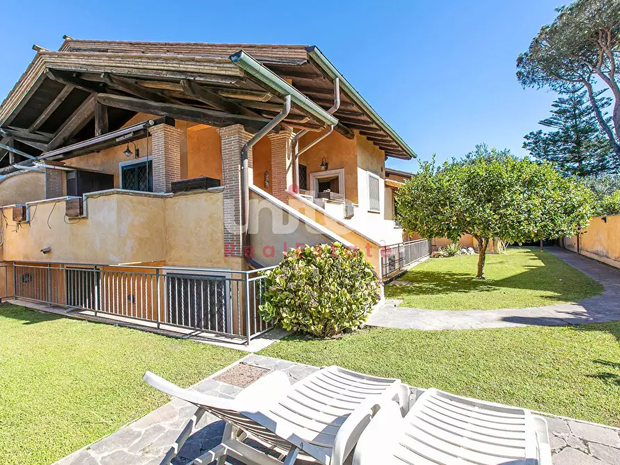 Immagine 1 di Villa in vendita  in Via Antonio Cifra a Roma