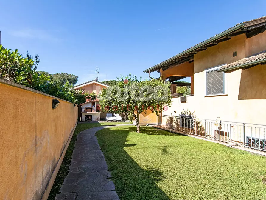 Immagine 3 di Villa in vendita  in Via Antonio Cifra a Roma