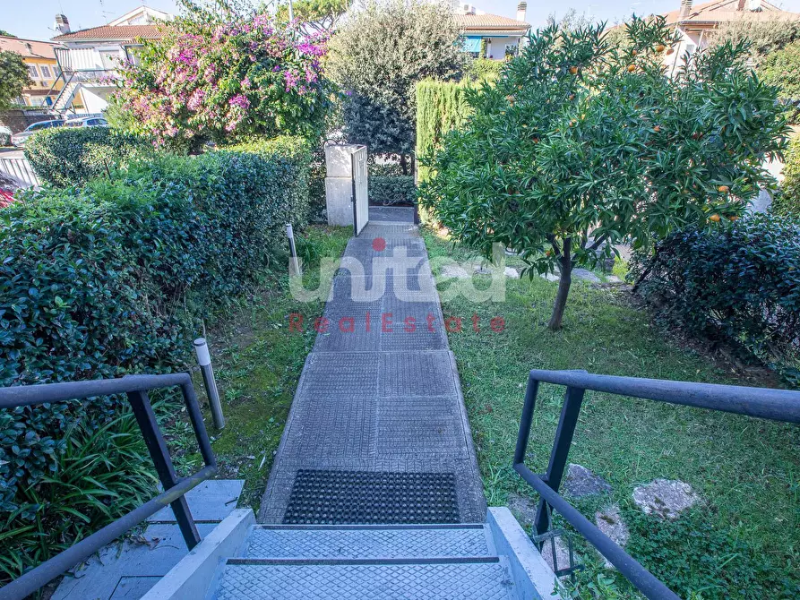 Immagine 2 di Villa in vendita  in via di macchia saponara 299 a Roma
