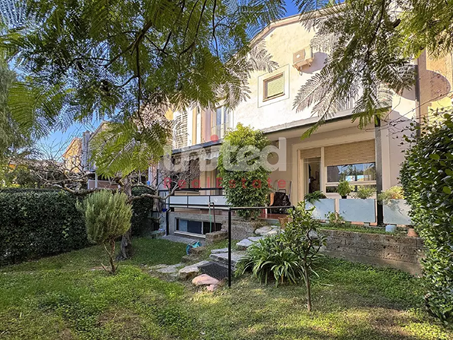 Immagine 15 di Villa in vendita  in via di macchia saponara 299 a Roma