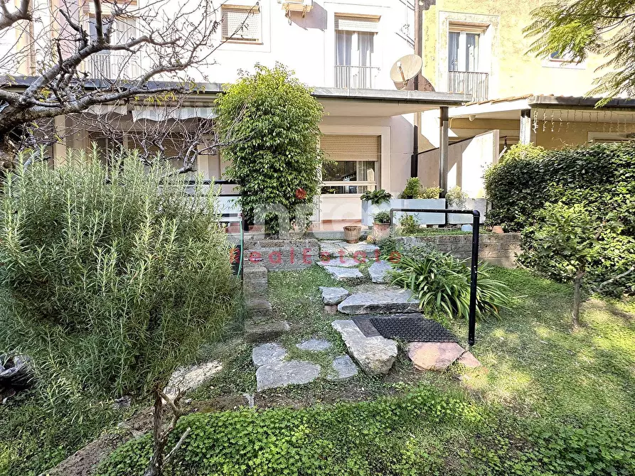 Immagine 16 di Villa in vendita  in via di macchia saponara 299 a Roma