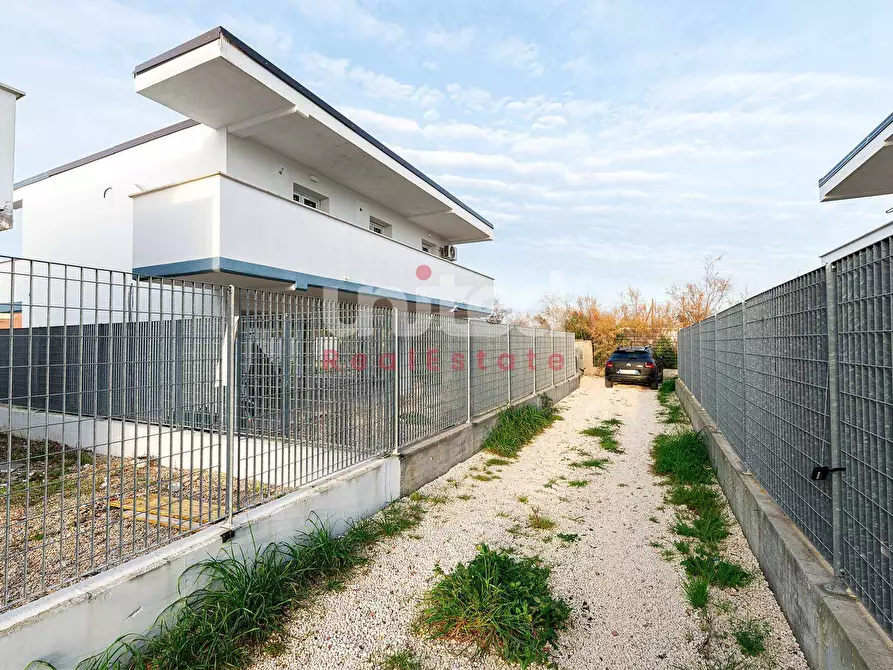 Immagine 1 di Villa in vendita  in VIA MANTA SNC a Fiumicino