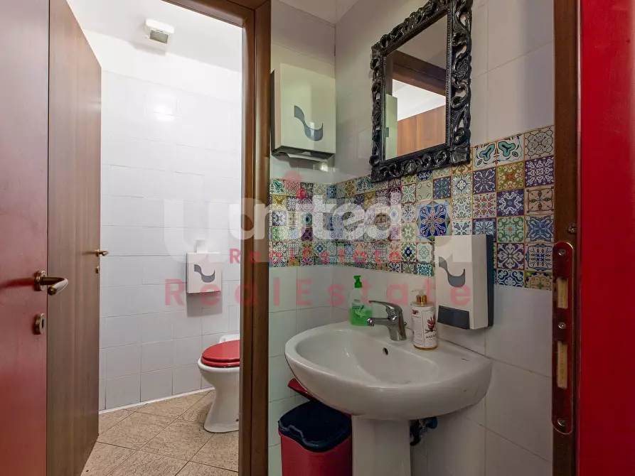 Immagine 11 di Attività commerciale in vendita  in Via Umberto Giordano 72A a Roma