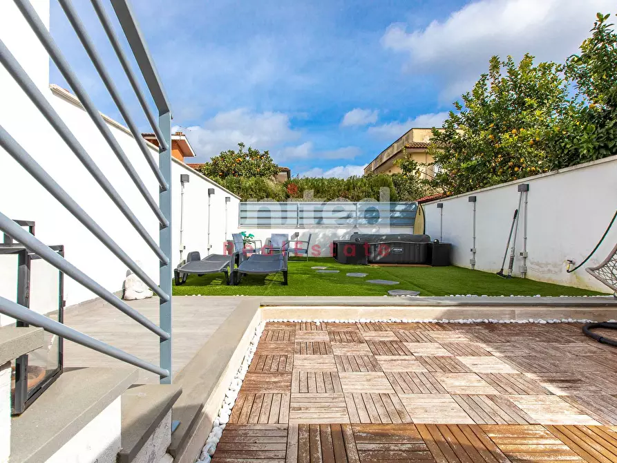 Immagine 2 di Villa in vendita  in Via Alessandro Capalti a Roma