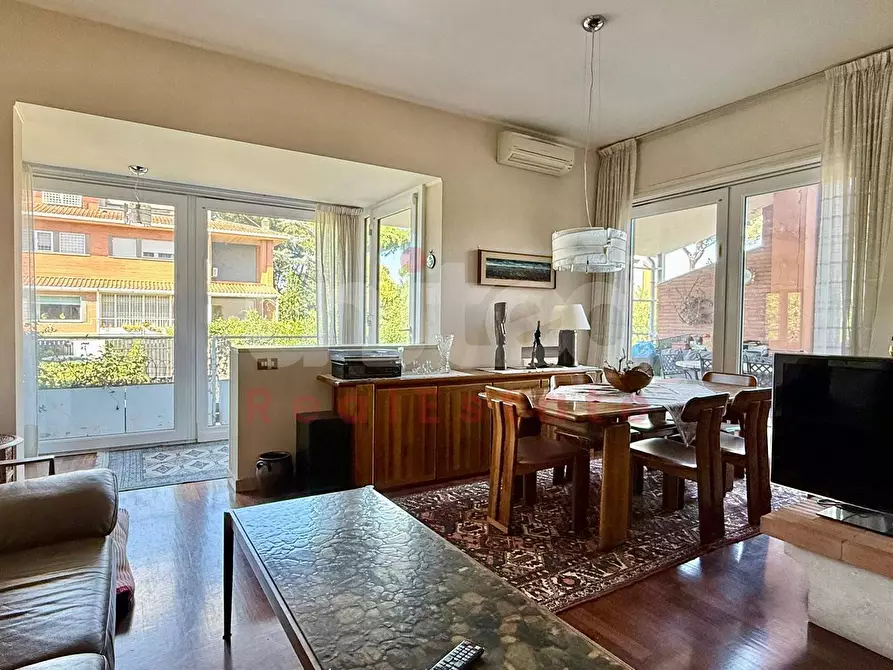 Immagine 3 di Villa in vendita  in Via Partenio Di Nicea a Roma