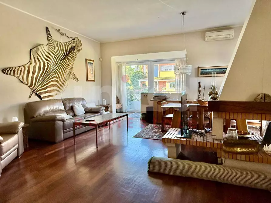 Immagine 2 di Villa in vendita  in Via Partenio Di Nicea a Roma