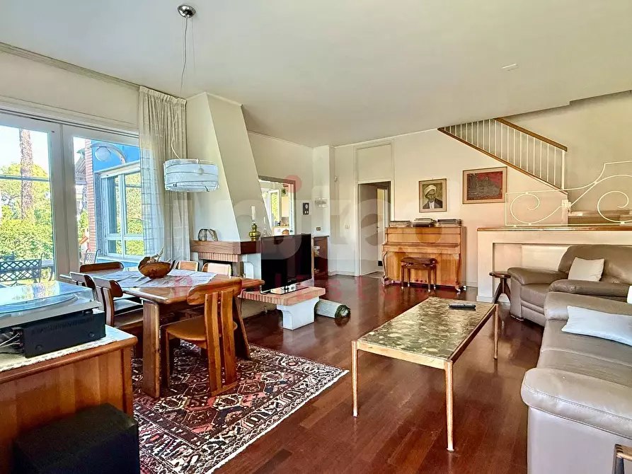 Immagine 1 di Villa in vendita  in Via Partenio Di Nicea a Roma