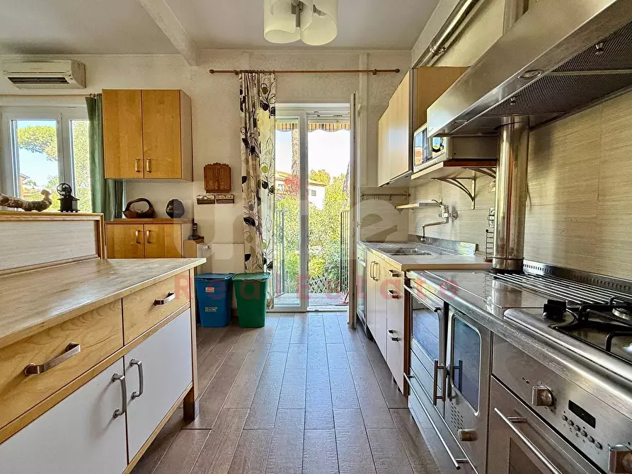 Immagine 7 di Villa in vendita  in Via Partenio Di Nicea a Roma