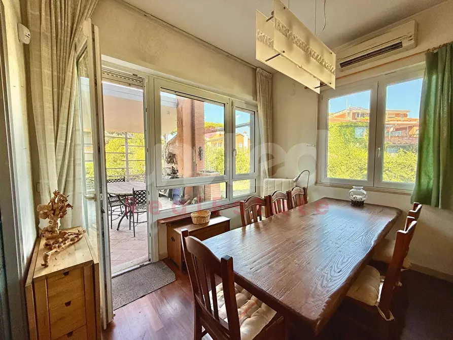 Immagine 5 di Villa in vendita  in Via Partenio Di Nicea a Roma