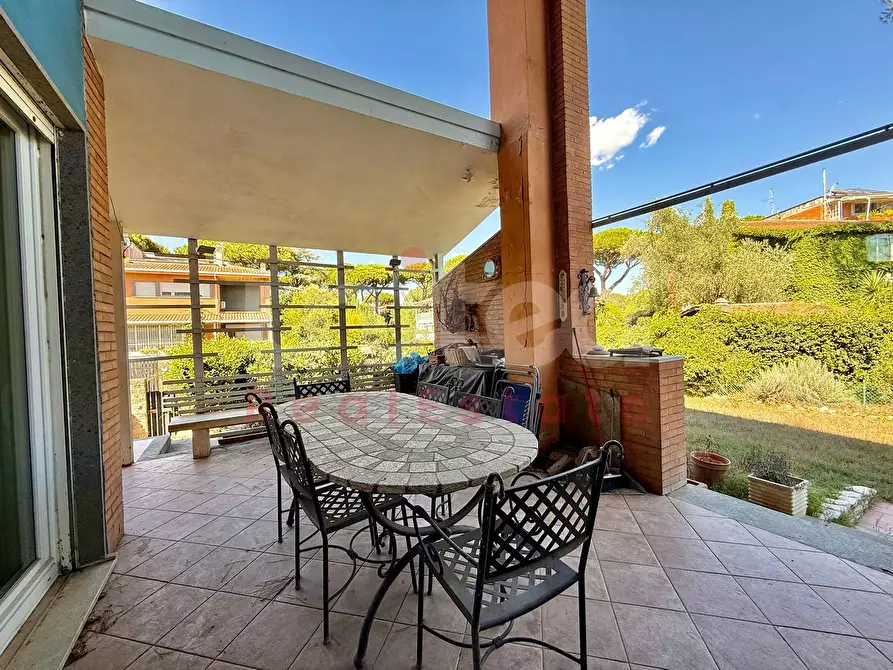 Immagine 6 di Villa in vendita  in Via Partenio Di Nicea a Roma