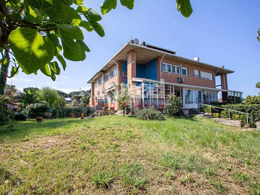 Immagine 1 di Villa in vendita  in Via Partenio Di Nicea a Roma
