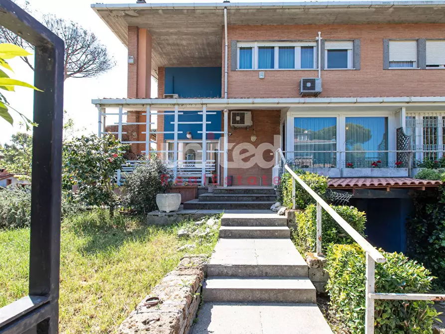 Immagine 2 di Villa in vendita  in Via Partenio Di Nicea a Roma