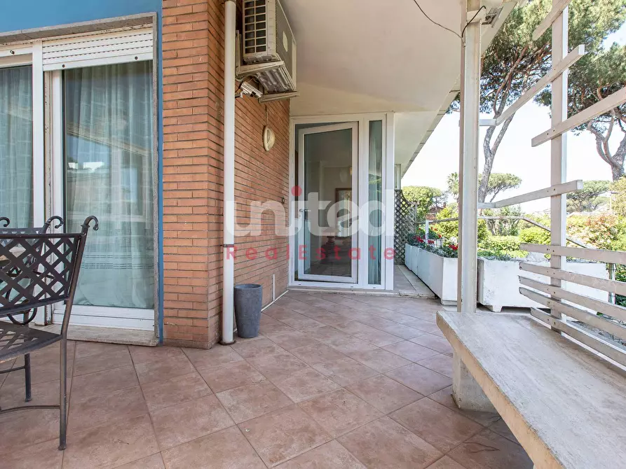 Immagine 11 di Villa in vendita  in Via Partenio Di Nicea a Roma