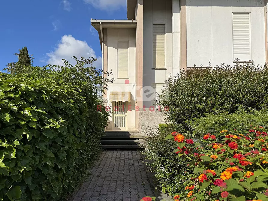 Immagine 2 di Villa in vendita  in Via Solone a Roma