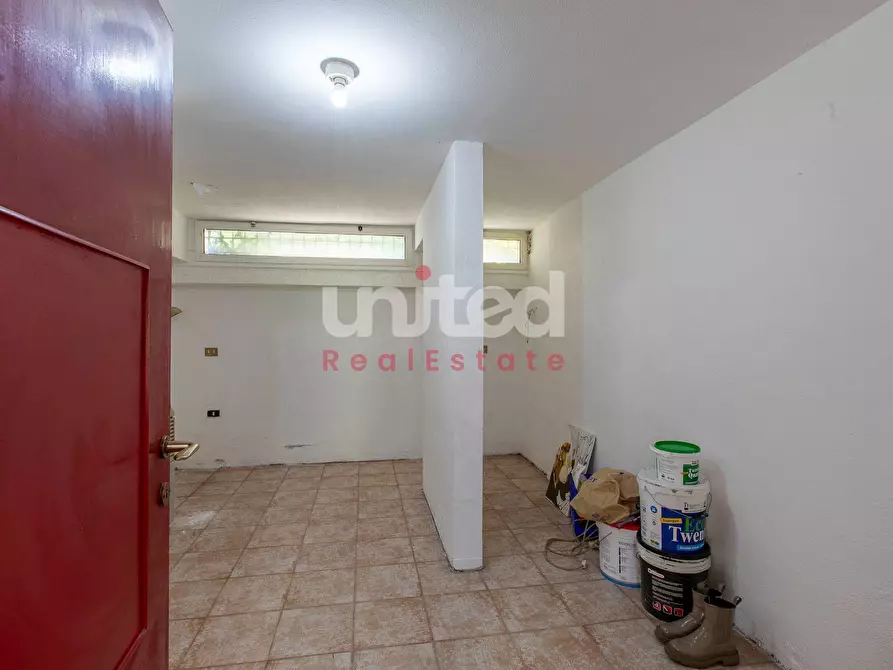 Immagine 30 di Villa in vendita  in Via Solone a Roma