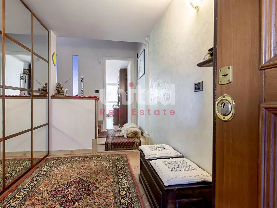 Immagine 3 di Villa in vendita  in Viale Gorgia Di Leontini 330 a Roma