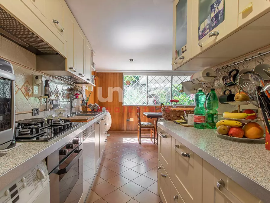 Immagine 8 di Villa in vendita  in Viale Gorgia Di Leontini 330 a Roma