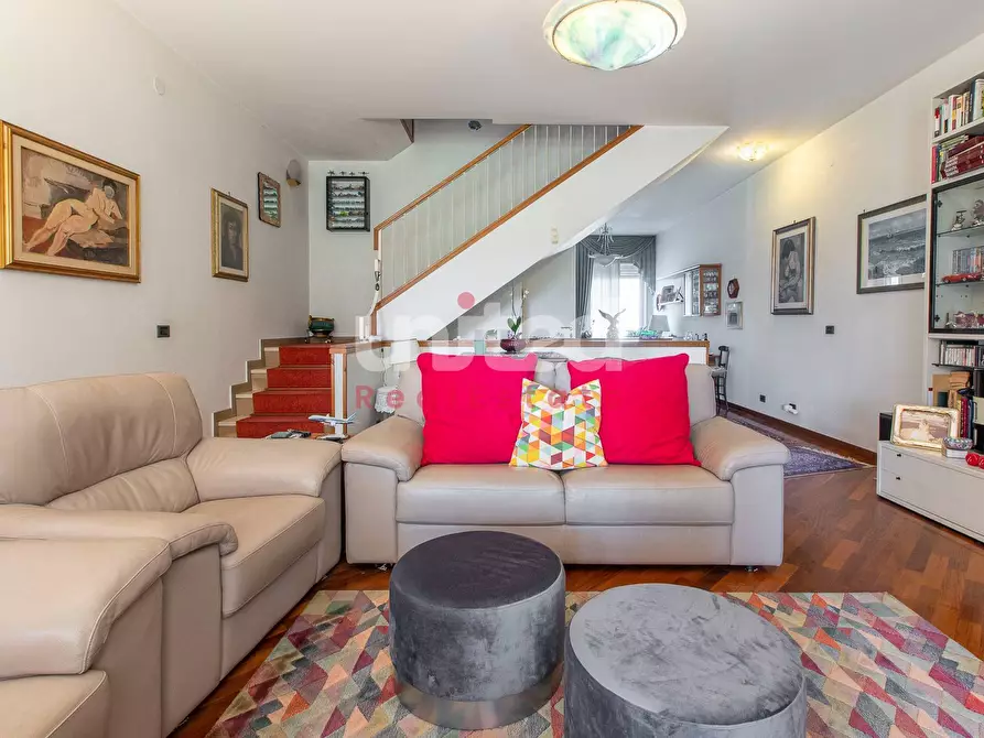 Immagine 9 di Villa in vendita  in Viale Gorgia Di Leontini 330 a Roma