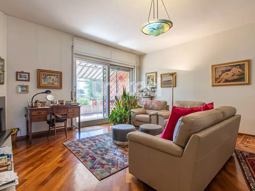 Immagine 1 di Villa in vendita  in Viale Gorgia Di Leontini 330 a Roma