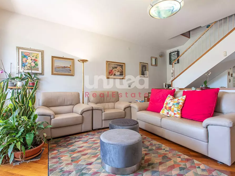 Immagine 10 di Villa in vendita  in Viale Gorgia Di Leontini 330 a Roma