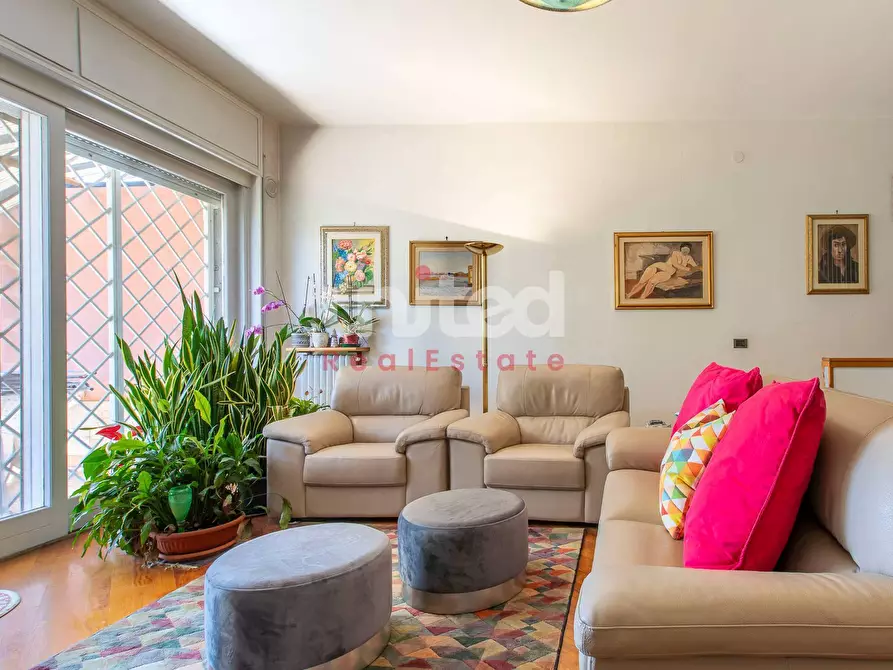 Immagine 11 di Villa in vendita  in Viale Gorgia Di Leontini 330 a Roma