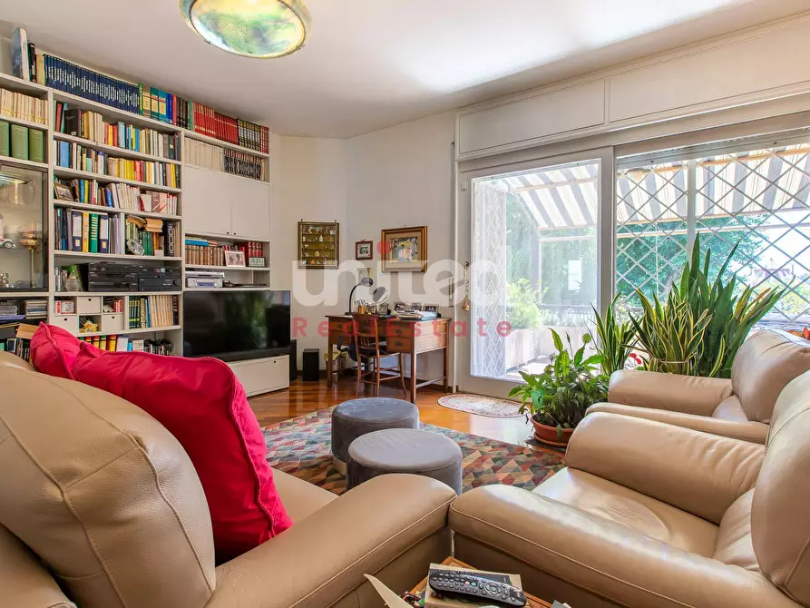 Immagine 12 di Villa in vendita  in Viale Gorgia Di Leontini 330 a Roma